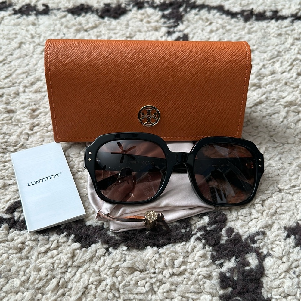 TORY BURCH SUNGLASSES 
OVERSIZED SQUARE LOGO NEW